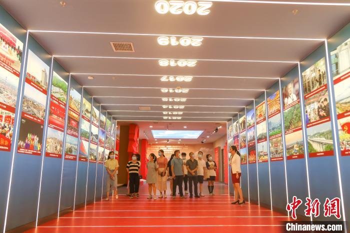图为几位参观者走进“新时期十年时光长廊”参观。 刘力鑫 摄