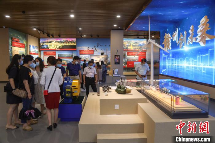 图为一些参观者在观看“创新驱动 产业兴旺”部分展出的一些工业产品。 刘力鑫 摄