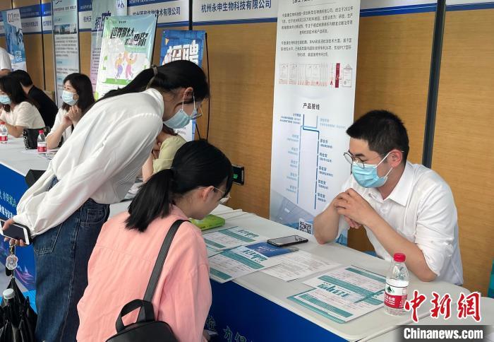 资料图:杭州师范大学招聘会现场。童笑雨 摄 点击进入下一页