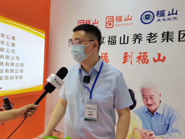 3_1_2_跨界创新营销形式!烟台苹果城市精准营销走进青岛1029