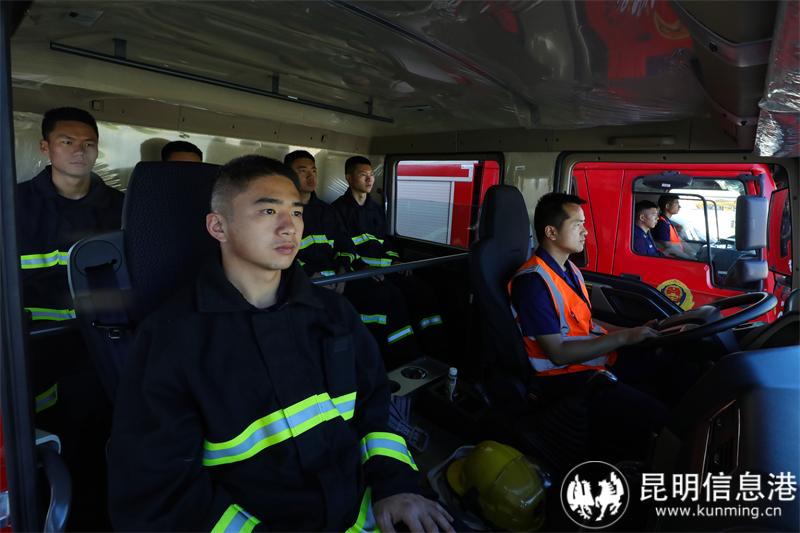 勤务保障人员在消防车内待命（王维爽摄） (2)