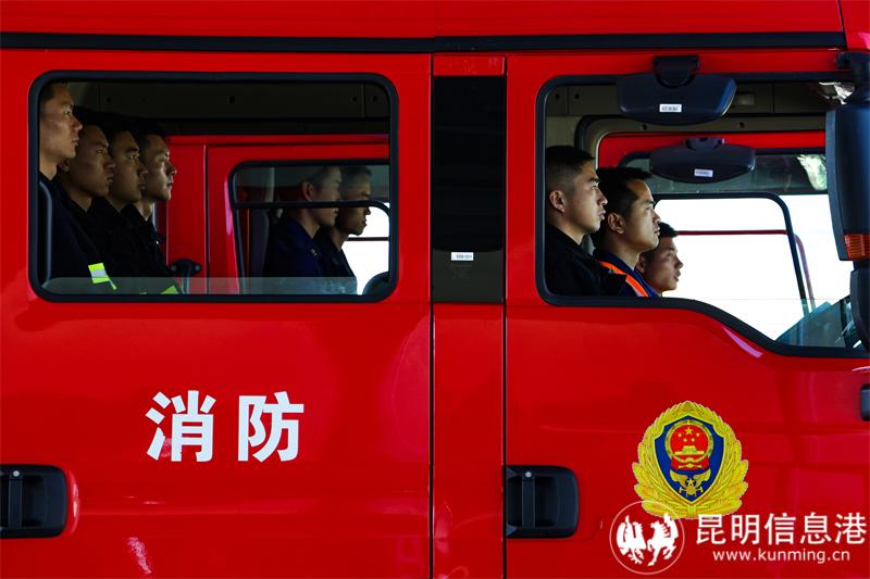 勤务保障人员在消防车内待命（王维爽摄）