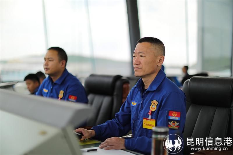 塔台指挥组时刻关注飞行动态（王维爽摄） (2)