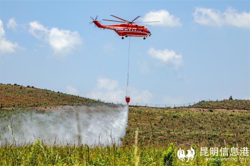 直升机开展吊桶洒水训练（王维爽摄）