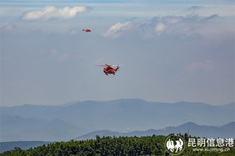 直升机在高原山区飞行（王维爽摄）
