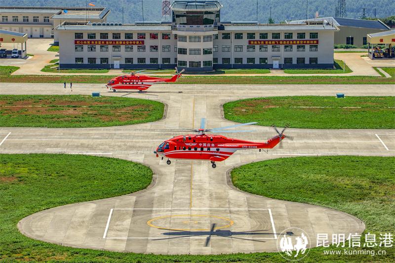 直升机在机场跑道起降（王维爽摄）