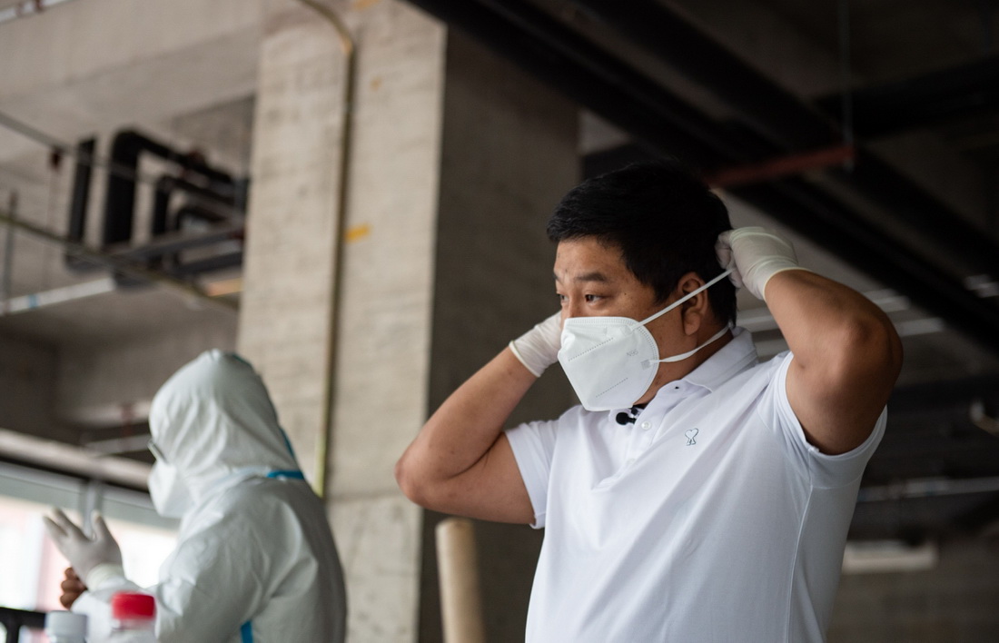 6月3日，张旭在进行志愿服务前穿戴防护装备。新华社记者 陈钟昊 摄