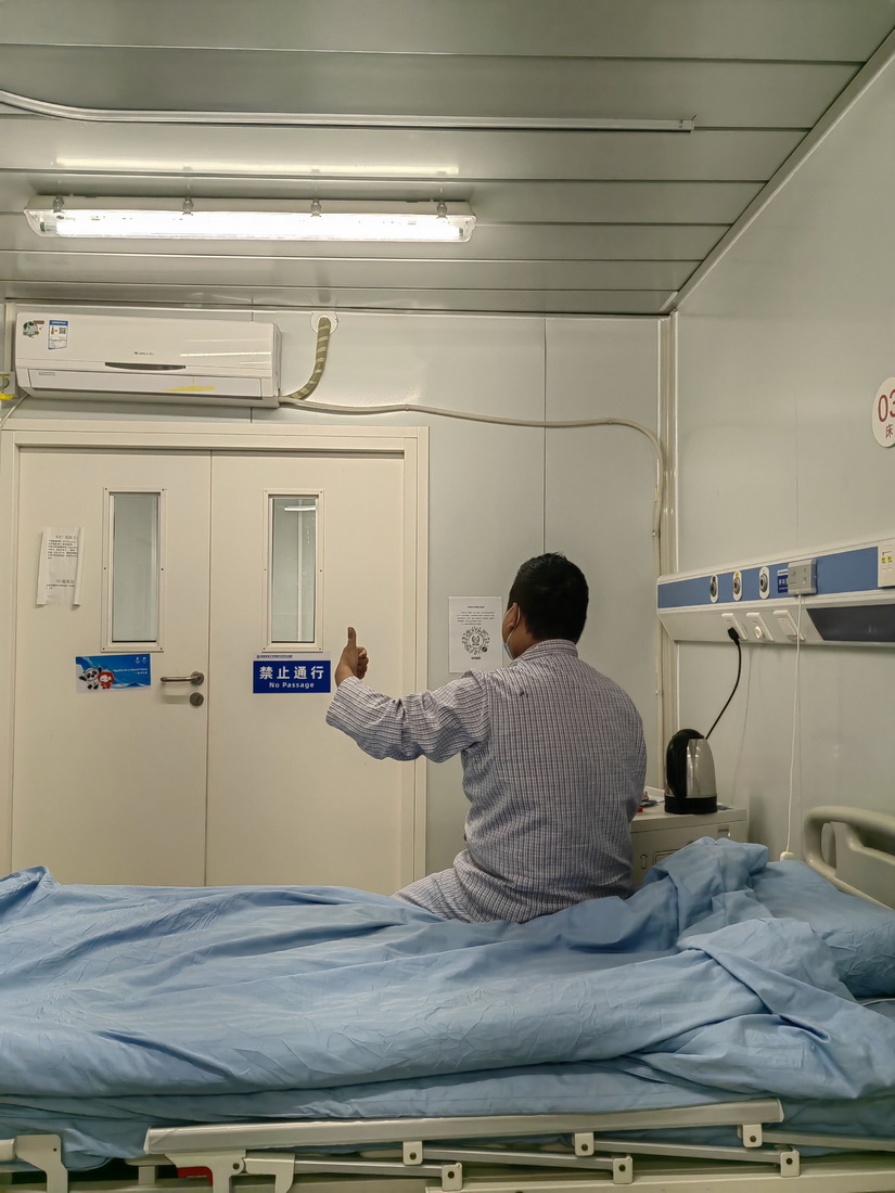 确诊感染新冠后，张旭在医院内进行治疗（4月27日摄）。新华社发