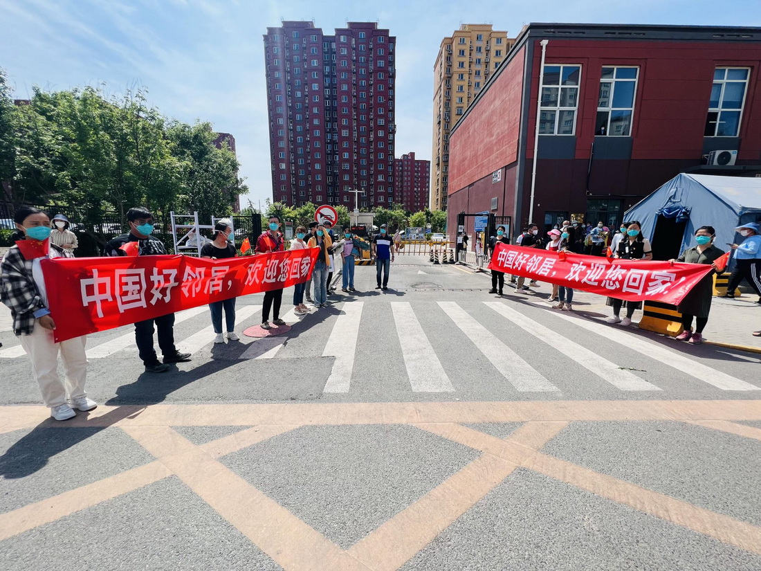 小区居民拉起横幅欢迎康复后的张旭回家（5月18日摄）。新华社发（周紫欣 摄）