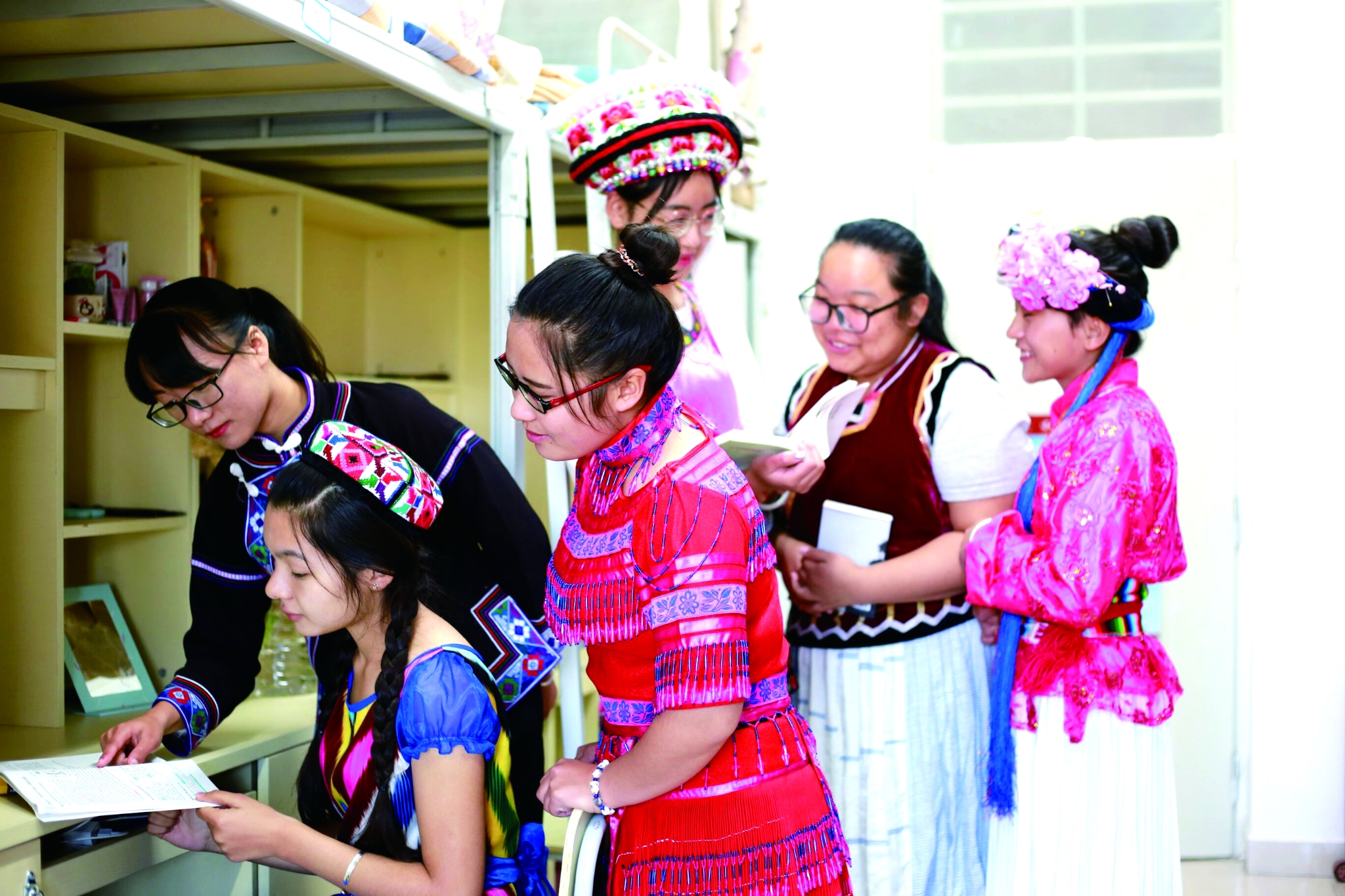 各民族学子混合寝居