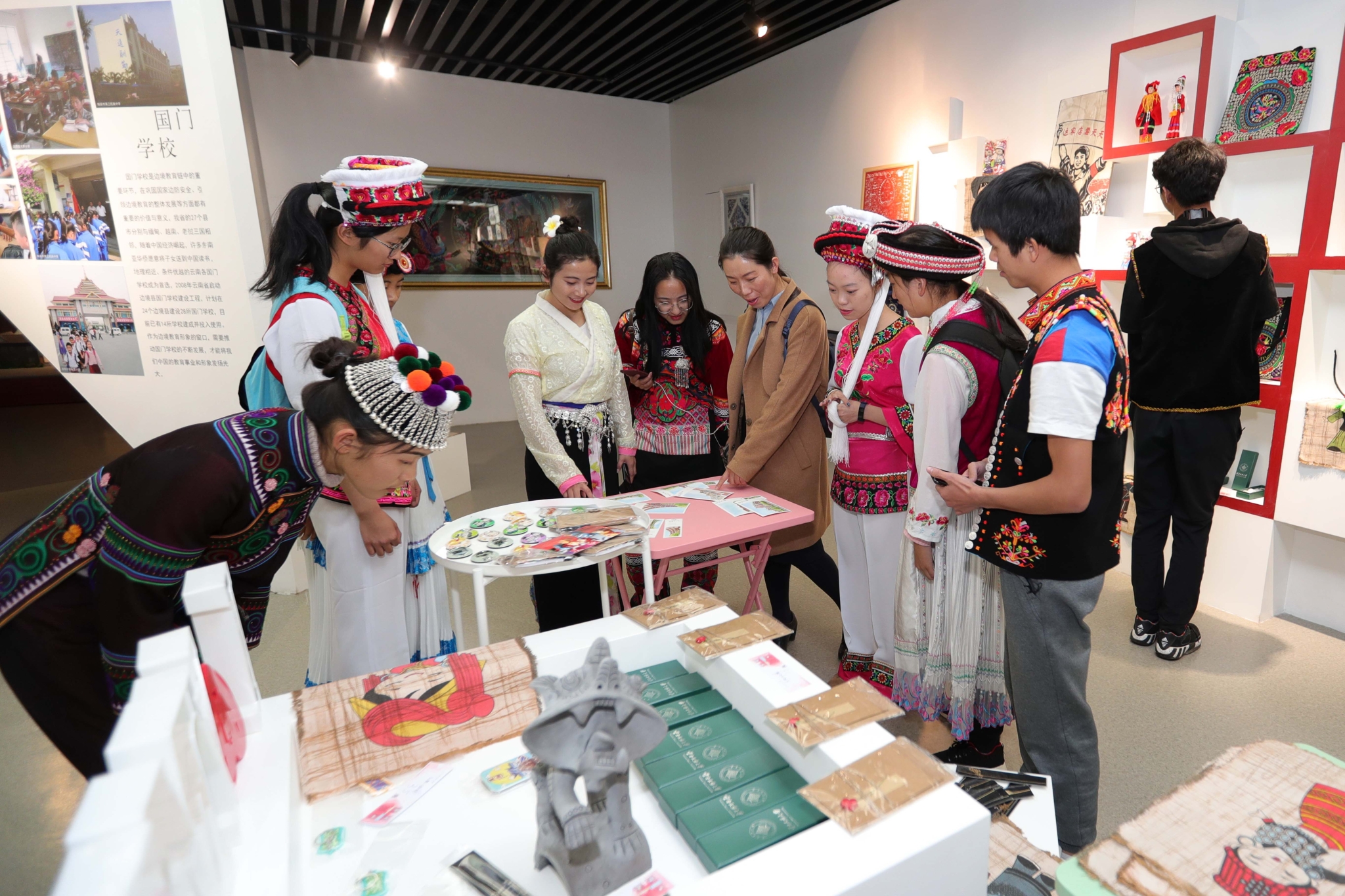 各族学生参观民族团结教育基地