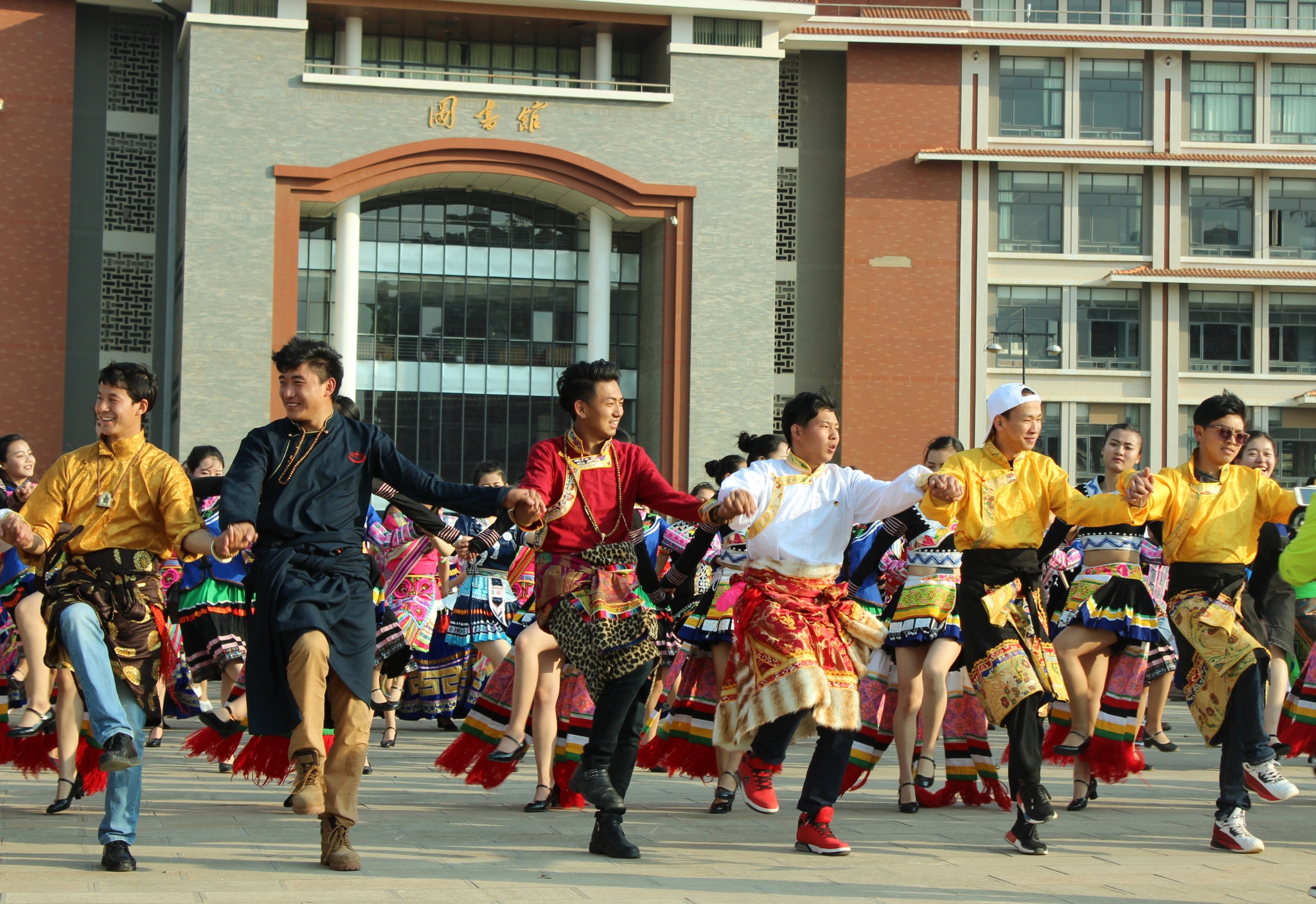 各族学子在云南民族大学尽情打跳