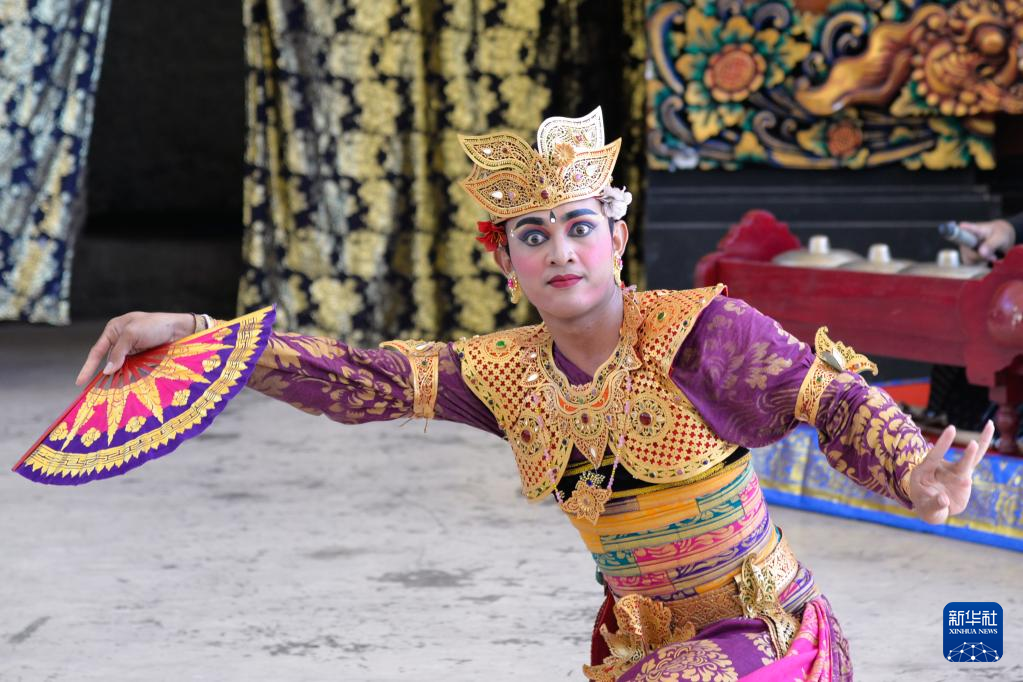 巴厘岛上的传统舞蹈_昆明信息港