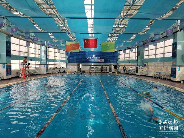 云南省卫生监督中心提示:进入泳池先这样做(张勇 摄)