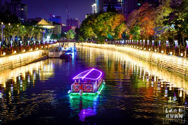 蓝花楹水上赏花专线 盘龙江游船（开屏新闻记者 龙宇丹 李久红 翟剑 摄）