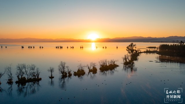 昆明晋宁：滇池日出美如画
