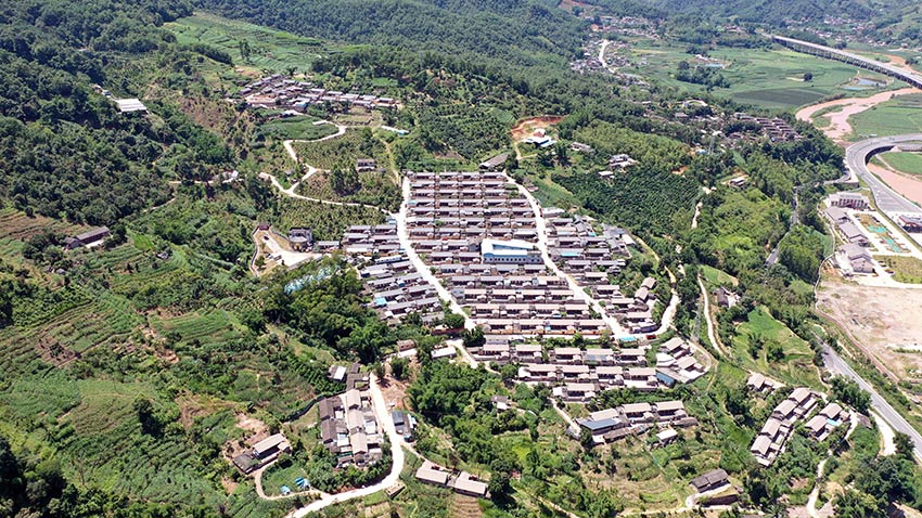 航拍大平掌苦聪新村。镇沅县融媒体中心供图