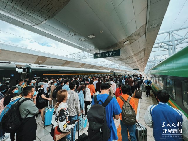 开通7个月，中老铁路累计发送旅客突破400万人次（开屏新闻记者 孙江荭 通讯员 何思远 杨紫轩 张梓曦 摄）