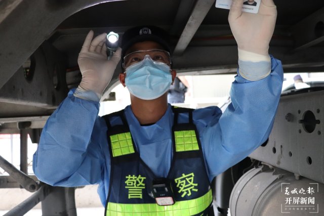 温差39度！保山移民管理警察边境线上演“冰火两重天”(春城晚报-开屏新闻记者 崔敏 通讯员 张锦难 陈道霖 杨雁雁 刘桐 摄影报道