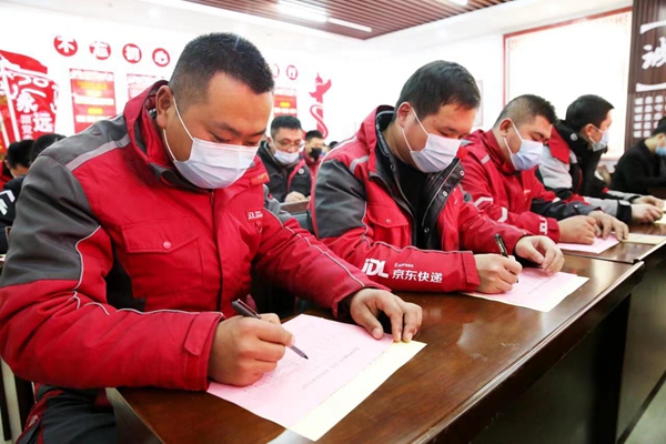 “小哥”们票选产生快递行业工会班子成员。朱华南摄