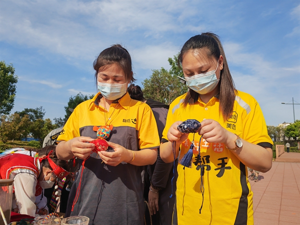 “骑手”“小哥”收到驱蚊香囊等贴心礼物。李青摄