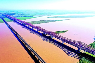 河南:爬坡过坎勇攻坚 河南:爬坡过坎勇攻坚