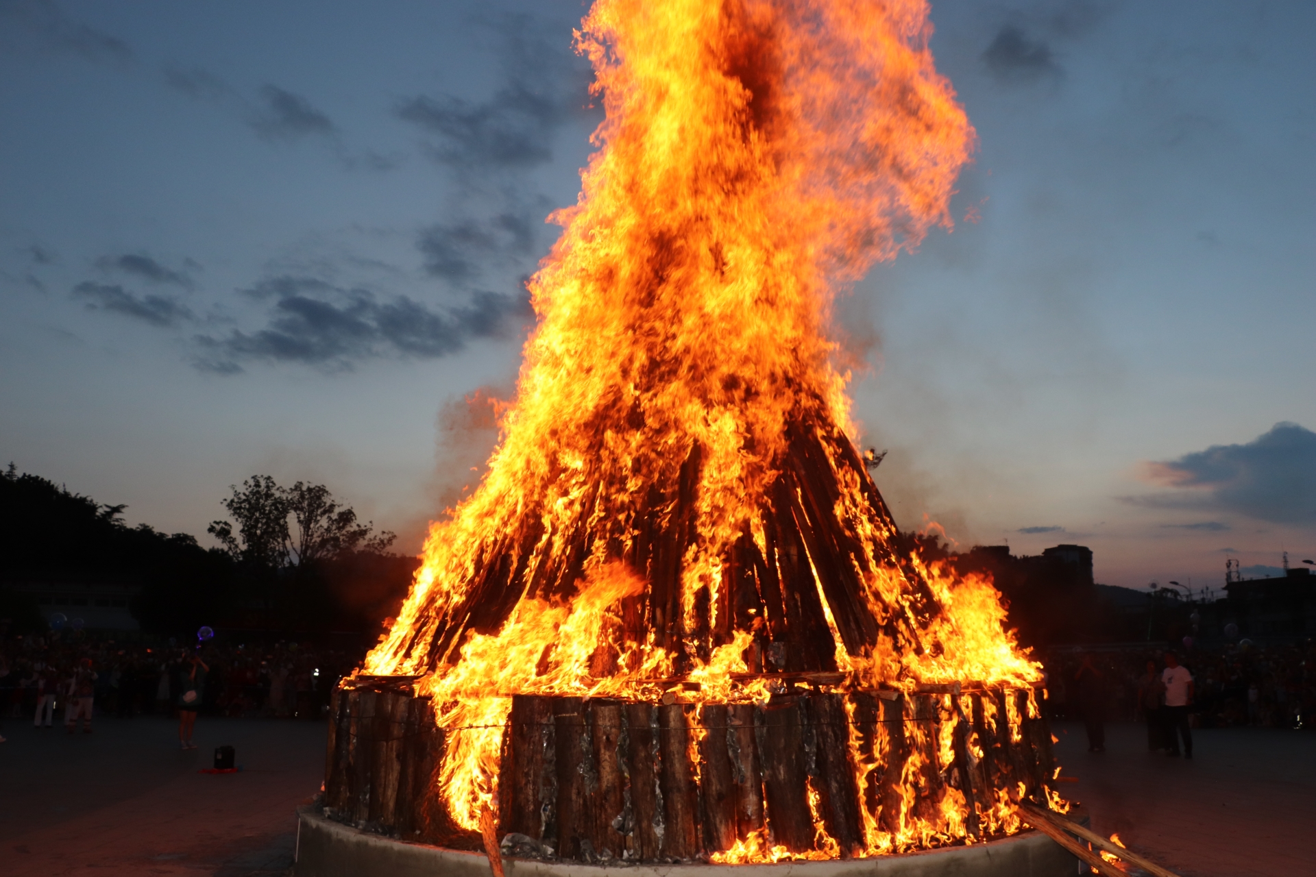 峨山县点燃火把燃烧激情狂欢火把节