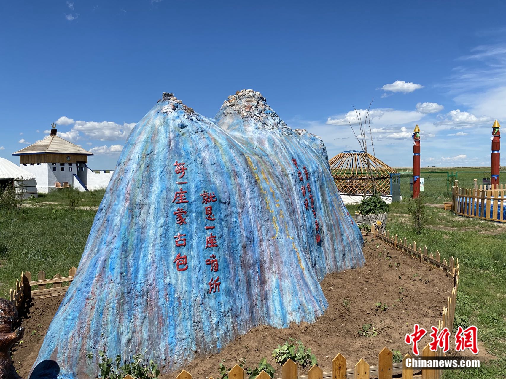 　　图门家中的假山雕塑。苏亦瑜 摄