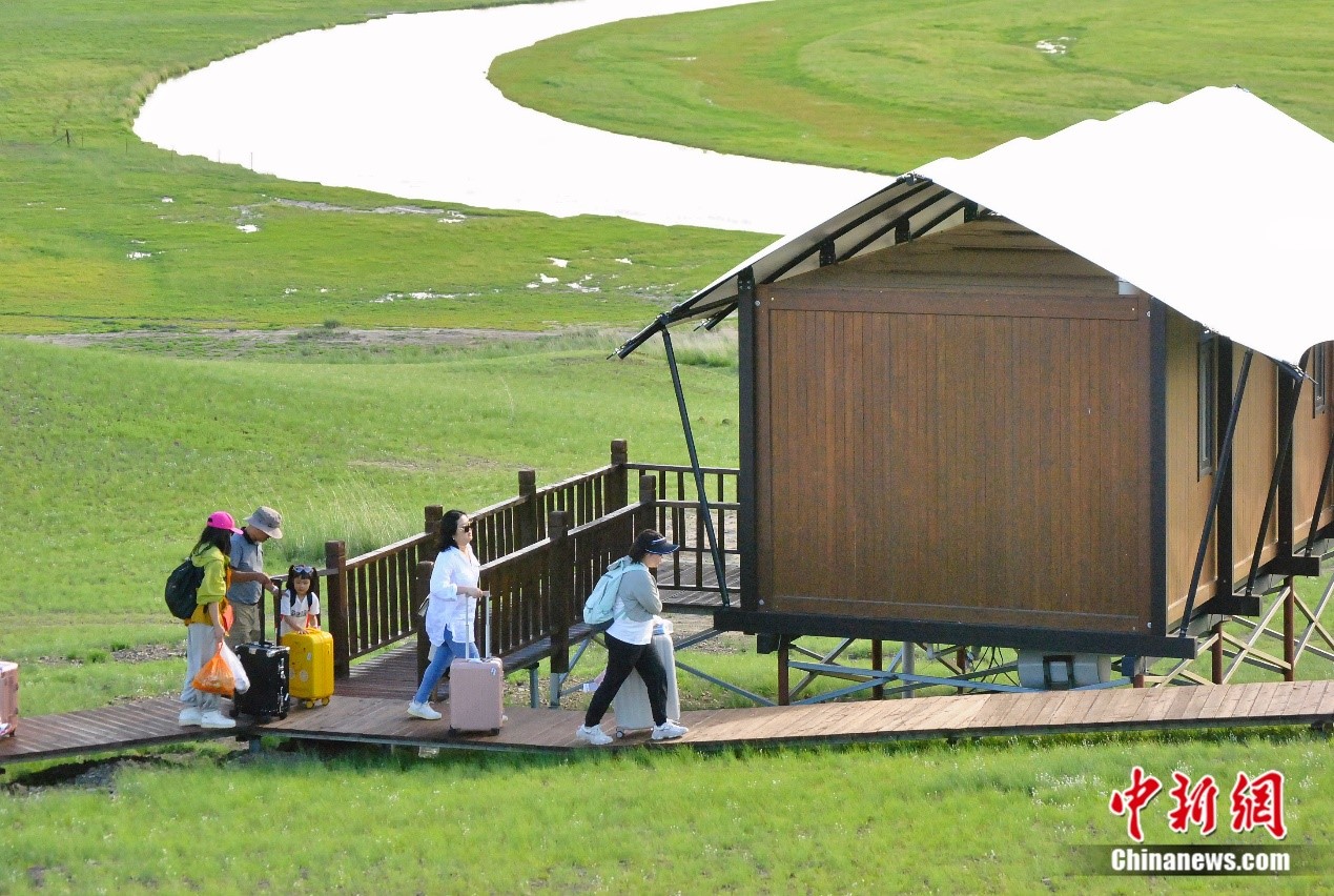 图为游客正提着行李走进呼伦贝尔草原上的蒙古包民宿。苏亦瑜 摄 图为游客正提着行李走进呼伦贝尔草原上的蒙古包民宿。苏亦瑜 摄