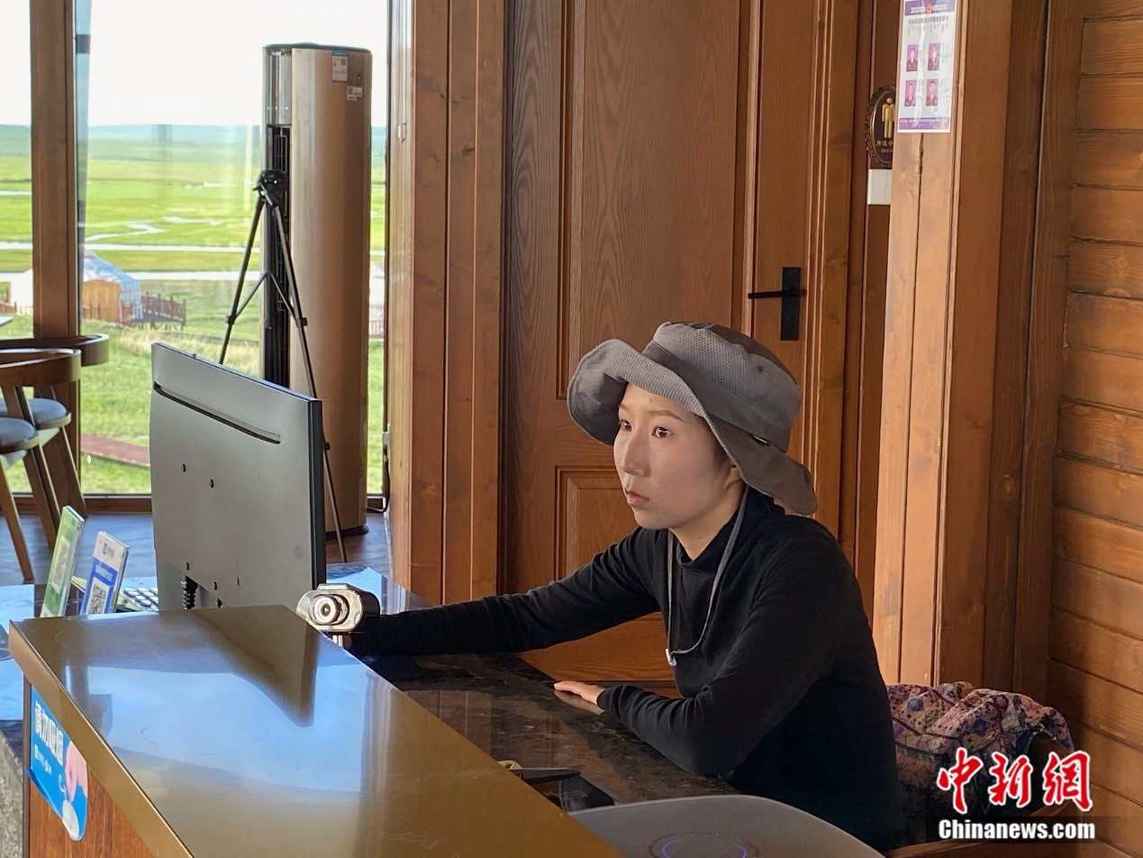 图为乌日汗正在工作中。 苏亦瑜 图为乌日汗正在工作中。 苏亦瑜