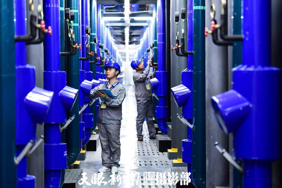 4 中国联通贵安云数据中心技术人员在机房室内巡检微模块进出水管阀门压力表。该中心是中国联通在南方建设的最大云数据中心。 李枫 陈慧 摄DSC_8410(1).jpg