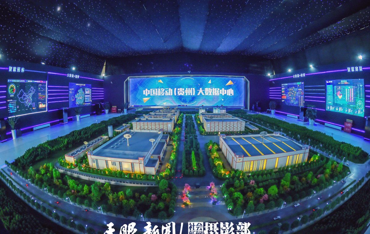 5 中国移动贵州大数据中心 。中国移动贵州大数据中心是中国移动五大数据基地之一,按照国际最高等级T4标准建设,总投资20亿元,建筑面积19万平方米,建成容纳2.1万个机架,32万台服务器的能力,PUE值1.39。 傅泊霖。摄(1).jpg