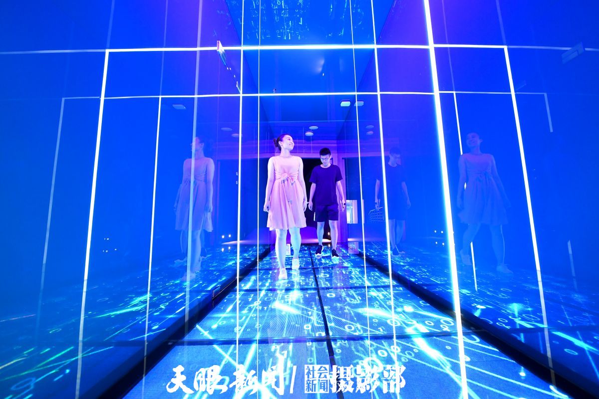 12 市民在双龙航空经济港大数据展示中心参观 (2) 贵州日报天眼新闻记者 陈慧 摄(1).jpg