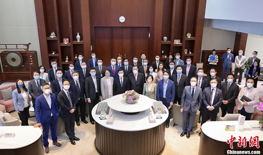 图为7月13日李家超在立法会参加首次“前厅交流会”。<a target='_blank' href='/'>中新社</a>发 香港特区政府新闻处 供图 图为7月13日李家超在立法会参加首次“前厅交流会”。<a target='_blank' href='/'>中新社</a>发 香港特区政府新闻处 供图