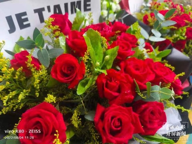 日均拍卖成交量近700万支!“浪漫经济”催生斗南鲜花量价齐升(闵楠 摄)