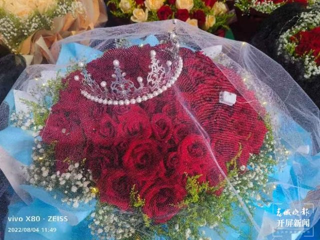 日均拍卖成交量近700万支!“浪漫经济”催生斗南鲜花量价齐升(闵楠 摄)