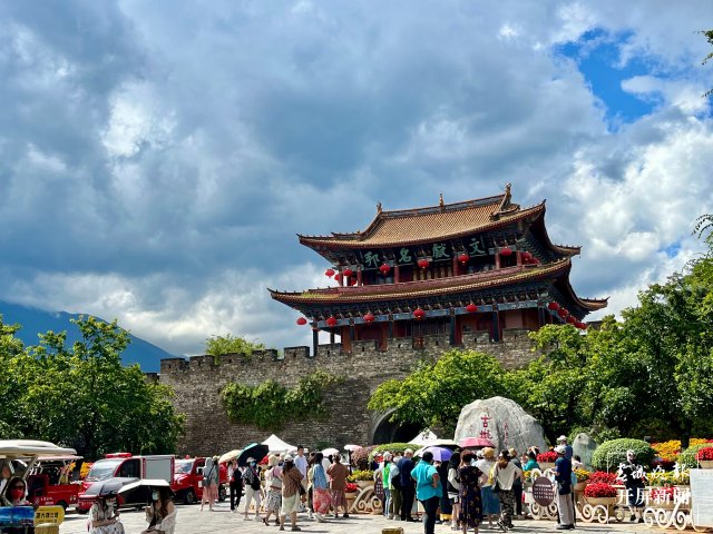 159万游客涌入大理古城,安全、有序的背后,为这群人点赞(刘文波 杨维琦 通讯员 李玲 金镇雄 摄)