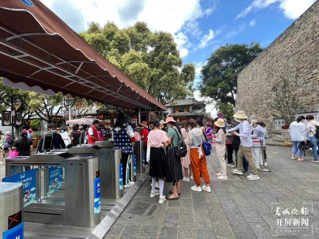 159万游客涌入大理古城,安全、有序的背后,为这群人点赞(刘文波 杨维琦 通讯员 李玲 金镇雄 摄)