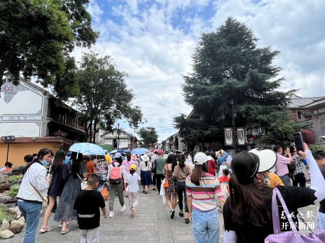 159万游客涌入大理古城,安全、有序的背后,为这群人点赞(刘文波 杨维琦 通讯员 李玲 金镇雄 摄)