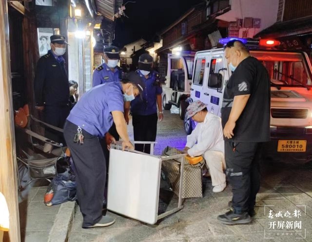 159万游客涌入大理古城,安全、有序的背后,为这群人点赞(刘文波 杨维琦 通讯员 李玲 金镇雄 摄)