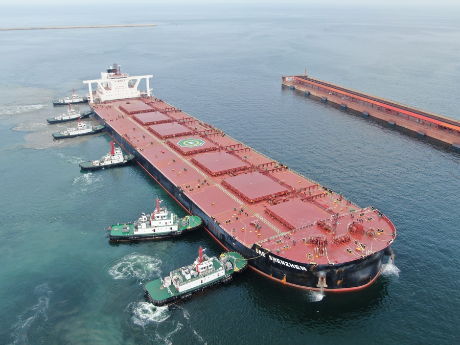 这是这个全球首座专业化干散货全自动码头今年接卸的第16艘40万吨级