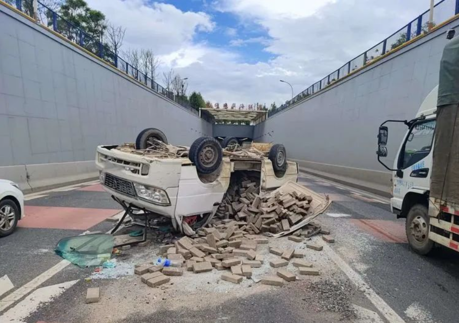 面包车:我承受了不能承受之重(供图)