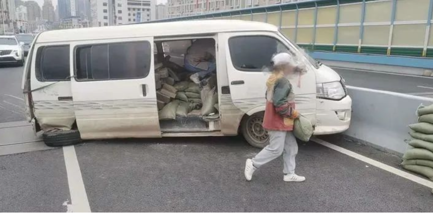 面包车:我承受了不能承受之重(供图)