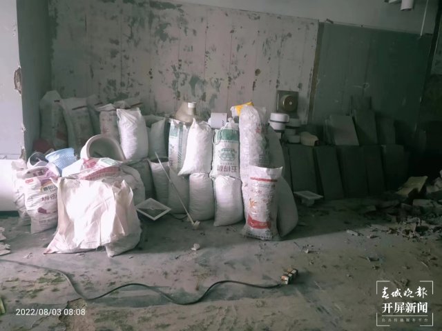 昆明一高层建筑欲加装游泳池 遭业主抵制(张勇 摄)