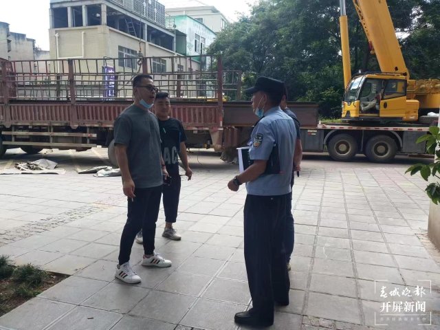 昆明一高层建筑欲加装游泳池 遭业主抵制(张勇 摄)