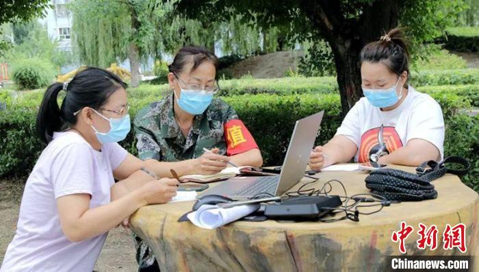 几名下沉干部汇总一天的疫情防控工作情况。 杨黎明 摄 几名下沉干部汇总一天的疫情防控工作情况。 杨黎明 摄
