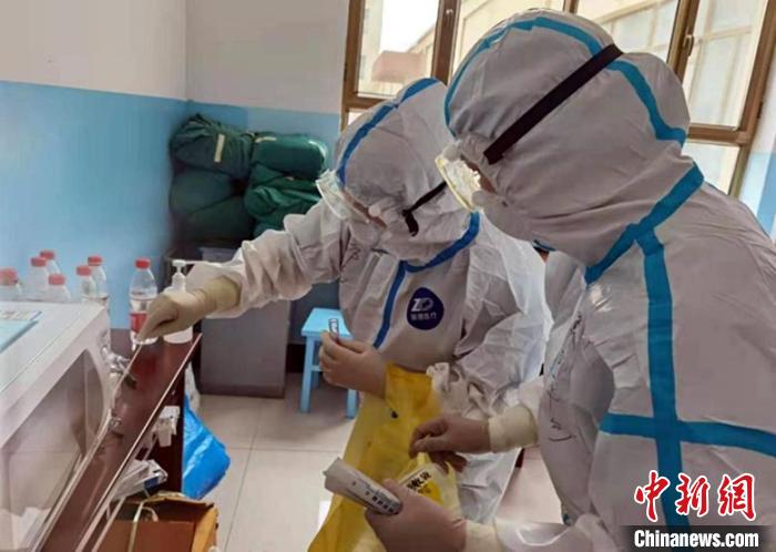 第四师总医院的医护人员正在认真化验。 高晨 摄 第四师总医院的医护人员正在认真化验。 高晨 摄