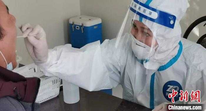 一名医务人员专注地为居民做核酸检测。 高晨 摄 一名医务人员专注地为居民做核酸检测。 高晨 摄