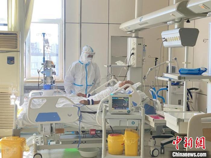 在第四师总医院,医务工作者守护在患者身边。 高晨 摄 在第四师总医院,医务工作者守护在患者身边。 高晨 摄