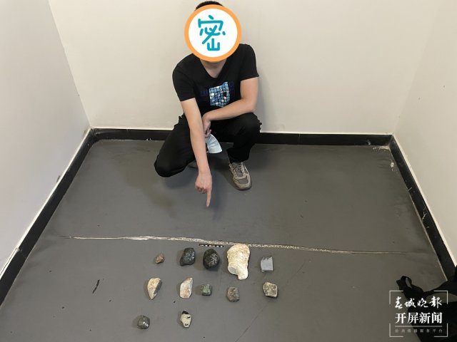 为市民追回价值71000元的翡翠原石 腾冲公安获赠锦旗